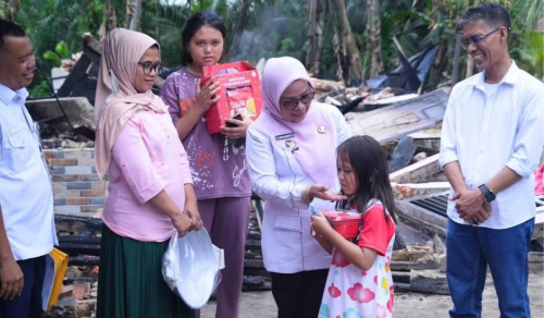 Wabup Misharti Salurkan Bantuan untuk Korban Kebakaran