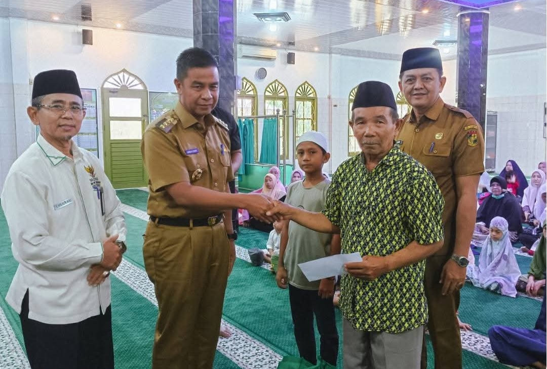 Bupati Kampar Serahkan Santunan untuk Anak Yatim dan Kaum Dhuafa Sekitar Rumah Dinas