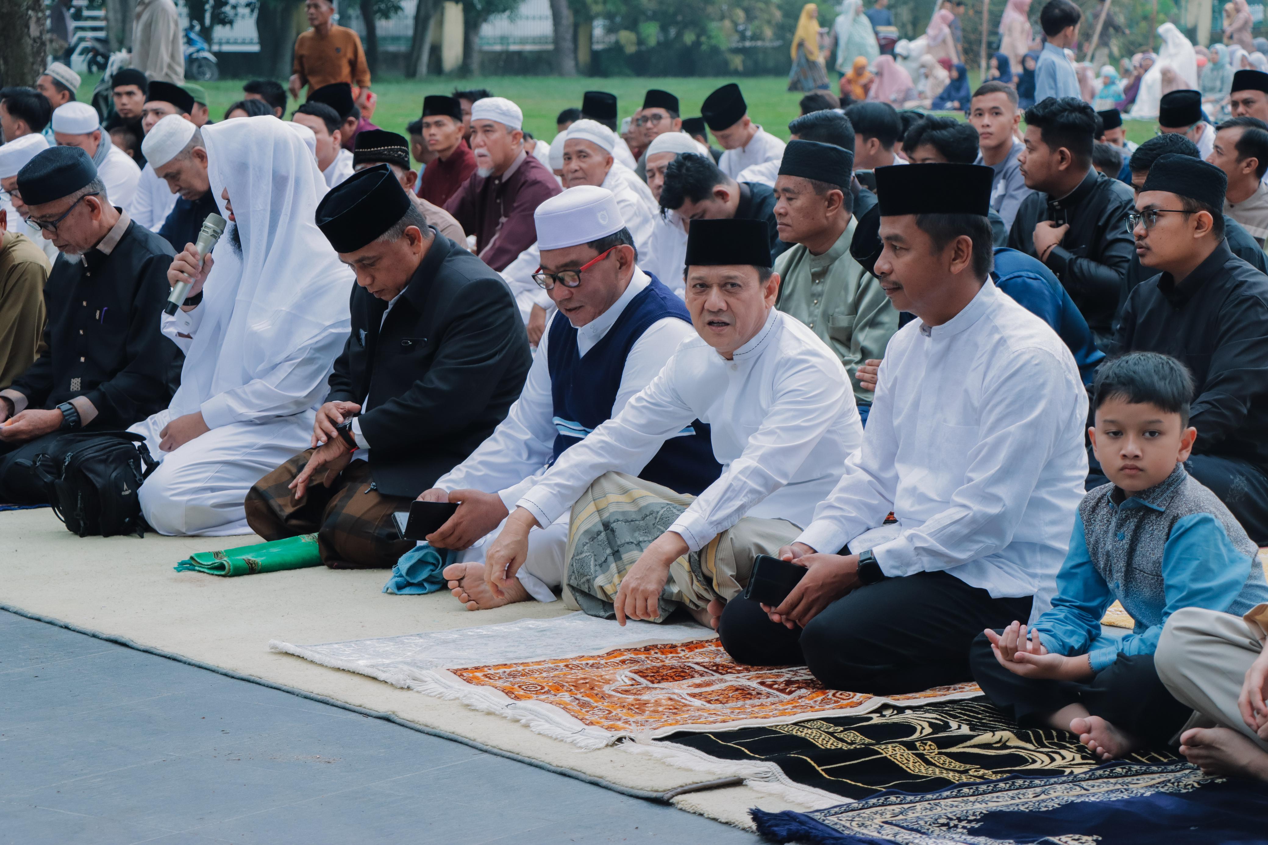 Pj Bupati Kampar Sholat Idul Fitri di Lapangan Pelajar Bangkinang Kota