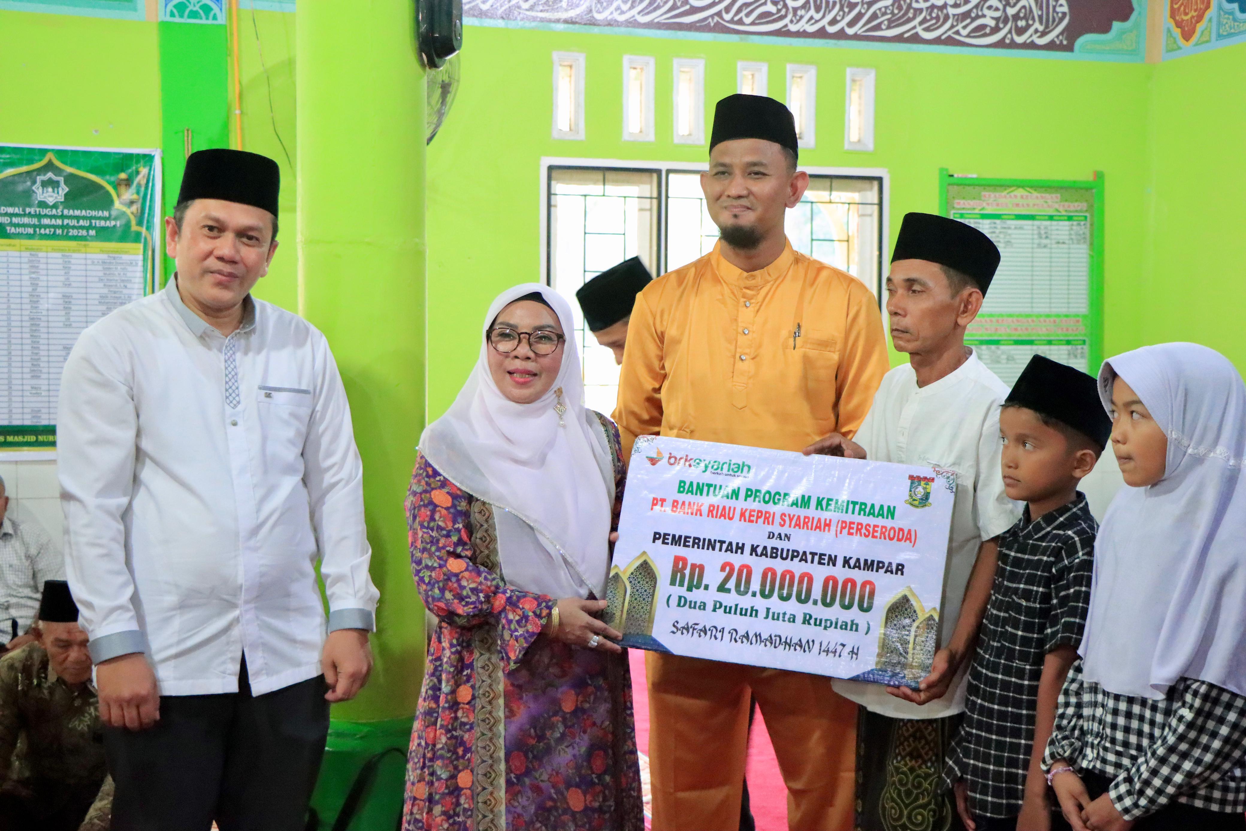 Kunjungi Masjid Nurul Iman Pulau Terap Disafari Ramadhan Wakil Bupati Kampar Serahkan Santunan dan Bantuan Masjid